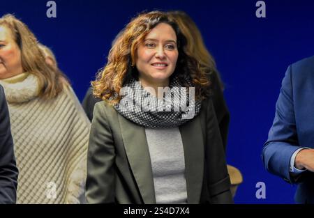 Madrid, Spanien. Januar 2025. Die Präsidentin der Gemeinde Madrid, ISABEL DI-AZ AYUSO, nimmt an der Eröffnungszeremonie des Umbaus der Lobby des Bahnhofs Atocha Teil, die die Mobilität der Reisenden verbessert und den Raum für die Opfer der Attentate vom 11. März 2004 erweitert. (Kreditbild: © Richard Zubelzu/ZUMA Press Wire) NUR REDAKTIONELLE VERWENDUNG! Nicht für kommerzielle ZWECKE! Stockfoto