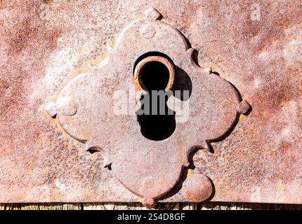 Schmiedeeisernes Türschloss an Vintage Holztür in Albarracin, Teruel, Spanien Stockfoto