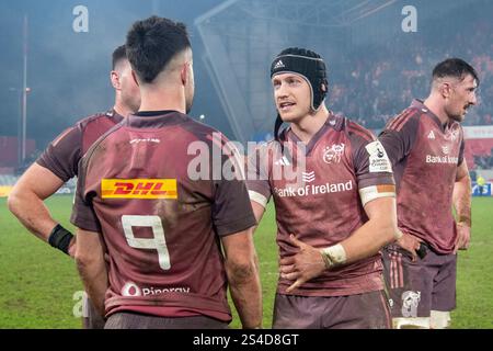 Limerick, Irland. Januar 2025. Mike Haley aus Munster spricht mit Conor Murray aus Munster während des Investec Champions Cup, Pool 3, Runde 3 Spiel zwischen Munster Rugby und Saracens am 11. Januar 2025 im Thomond Park in Limerick, Irland (Foto: Andrew SURMA/ Credit: SIPA USA/Alamy Live News) Stockfoto