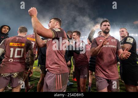 Limerick, Irland. Januar 2025. Munster-Spieler feiern nach dem Investec Champions Cup, Pool 3, Runde 3 Spiel zwischen Munster Rugby und Saracens am 11. Januar 2025 im Thomond Park in Limerick, Irland (Foto: Andrew SURMA/ Credit: SIPA USA/Alamy Live News) Stockfoto