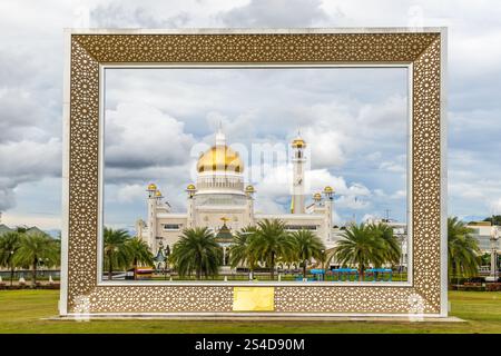 Omar Ali Saifuddien Moschee mit goldenen Kuppeln und Minaretten mit Palmen im Bilderrahmen, Bandar Seri Begawan, Borneo, Sultanat Brunei Darussalam Stockfoto