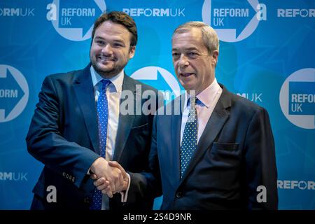 Surrey, Großbritannien. Januar 2025. Nigel Farage, Leader of Reform UK, spricht auf der Südostkonferenz der Partei auf der Sandown Racecourse in Surrey, Esher, an Hunderten von Mitgliedern. Die Reformpartei versucht, auf der Dynamik der allgemeinen Wahlen aufzubauen, um Hunderte von Sitzen bei Kommunalwahlen im Laufe des Jahres zu gewinnen. Guy Corbishley/Alamy Live News Stockfoto