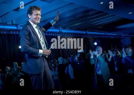 Surrey, Großbritannien. Januar 2025. Richard Tice, Deputy Leader of Reform UK, spricht auf der Südostkonferenz der Partei auf der Sandown Racecourse in Surrey, Esher, an Hunderten von Mitgliedern. Die Reformpartei versucht, auf der Dynamik der allgemeinen Wahlen aufzubauen, um Hunderte von Sitzen bei Kommunalwahlen im Laufe des Jahres zu gewinnen. Guy Corbishley/Alamy Live News Stockfoto