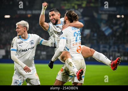 Rennes, Frankreich, Frankreich. Januar 2025. Adrien RABIOT aus Marseille feiert sein Tor mit Nael MAUPAY aus Marseille und Quentin MERLIN aus Marseille während des Ligue-1-Spiels zwischen Stade Rennais (Rennes) und Olympique de Marseille (OM) im Roazhon Park am 11. Januar 2025 in Rennes, Frankreich. (Kreditbild: © Matthieu Mirville/ZUMA Press Wire) NUR REDAKTIONELLE VERWENDUNG! Nicht für kommerzielle ZWECKE! Quelle: ZUMA Press, Inc./Alamy Live News Stockfoto