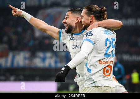 Rennes, Frankreich, Frankreich. Januar 2025. Adrien RABIOT aus Marseille feiert sein Tor mit Nael MAUPAY aus Marseille beim Spiel der Ligue 1 zwischen Stade Rennais (Rennes) und Olympique de Marseille (OM) im Roazhon Park am 11. Januar 2025 in Rennes, Frankreich. (Kreditbild: © Matthieu Mirville/ZUMA Press Wire) NUR REDAKTIONELLE VERWENDUNG! Nicht für kommerzielle ZWECKE! Quelle: ZUMA Press, Inc./Alamy Live News Stockfoto