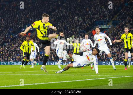 Elland Road Stadium, Leeds, England - 11. Januar 2025 Toby Sims (14) von Harrogate Towns Schuss wird von Isaac Schmidt (33) von Leeds United blockiert - während des Spiels Leeds United gegen Harrogate Town, Emirates FA Cup, 2024/25, Elland Road Stadium, Leeds, England - 11. Januar 2025 Credit: Mathew Marsden/WhiteRosePhotos/Alamy Live News Stockfoto
