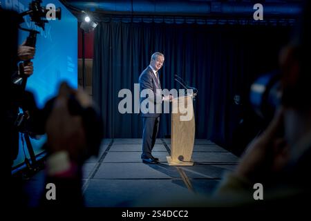 Surrey, Großbritannien. Januar 2025. Nigel Farage, Leader of Reform UK, spricht auf der Südostkonferenz der Partei auf der Sandown Racecourse in Surrey, Esher, an Hunderten von Mitgliedern. Die Reformpartei versucht, auf der Dynamik der allgemeinen Wahlen aufzubauen, um Hunderte von Sitzen bei Kommunalwahlen im Laufe des Jahres zu gewinnen. Guy Corbishley/Alamy Live News Stockfoto