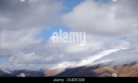 Midzor Gipfel, höchster Gipfel auf Stara planina (Balkangebirge), bedeckt von Schnee unter bewölktem Himmel Stockfoto