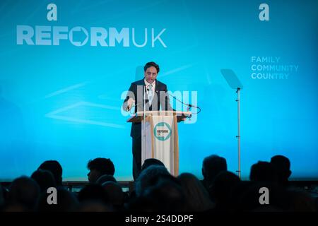 Surrey, Großbritannien. Januar 2025. Zia Yusuf, Vorsitzende von Reform UK, spricht auf der Südostkonferenz der Partei auf der Sandown Racecourse in Surrey, Esher, an Hunderten von Mitgliedern. Die Reformpartei versucht, auf der Dynamik der allgemeinen Wahlen aufzubauen, um Hunderte von Sitzen bei Kommunalwahlen im Laufe des Jahres zu gewinnen. Guy Corbishley/Alamy Live News Stockfoto