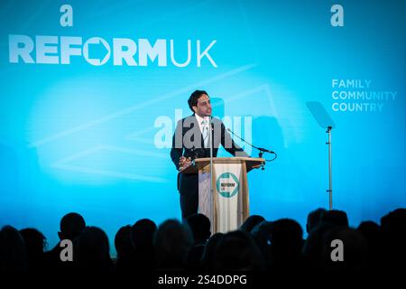 Surrey, Großbritannien. Januar 2025. Zia Yusuf, Vorsitzende von Reform UK, spricht auf der Südostkonferenz der Partei auf der Sandown Racecourse in Surrey, Esher, an Hunderten von Mitgliedern. Die Reformpartei versucht, auf der Dynamik der allgemeinen Wahlen aufzubauen, um Hunderte von Sitzen bei Kommunalwahlen im Laufe des Jahres zu gewinnen. Guy Corbishley/Alamy Live News Stockfoto