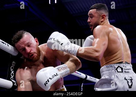 Steed Woodall wird von Callum Simpson (rechts) während des Commonwealth & WBA Continental Super Middleweight Championship Contests in der Canon Medical Arena in Sheffield niedergeschlagen. Bilddatum: Samstag, 11. Januar 2025. Stockfoto