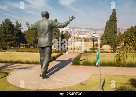 Die Nelson Mandela Statue und die terrassenförmig angelegten Union Buildings Gardens, Pretoria, Gauteng, Südafrika Stockfoto