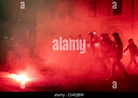 Rom, Rm, Italien. Januar 2025. Mehr als 250 Teilnehmer nehmen an der Demonstration Teil, um Gerechtigkeit für den 19-Jährigen zu fordern, der am 24. November 2024 in Mailand starb. Die Teilnehmer werfen Rauchbomben auf Polizeibeamte, die in Aufruhrausrüstung aufgereiht sind. (Kreditbild: © Marco Di Gianvito/ZUMA Press Wire) NUR REDAKTIONELLE VERWENDUNG! Nicht für kommerzielle ZWECKE! Quelle: ZUMA Press, Inc./Alamy Live News Stockfoto