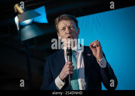 Surrey, Großbritannien. Januar 2025. Richard Tice, Deputy Leader of Reform UK, spricht auf der Südostkonferenz der Partei auf der Sandown Racecourse in Surrey, Esher, an Hunderten von Mitgliedern. Die Reformpartei versucht, auf der Dynamik der allgemeinen Wahlen aufzubauen, um Hunderte von Sitzen bei Kommunalwahlen im Laufe des Jahres zu gewinnen. Guy Corbishley/Alamy Live News Stockfoto