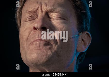 Surrey, Großbritannien. Januar 2025. Richard Tice, Deputy Leader of Reform UK, spricht auf der Südostkonferenz der Partei auf der Sandown Racecourse in Surrey, Esher, an Hunderten von Mitgliedern. Die Reformpartei versucht, auf der Dynamik der allgemeinen Wahlen aufzubauen, um Hunderte von Sitzen bei Kommunalwahlen im Laufe des Jahres zu gewinnen. Guy Corbishley/Alamy Live News Stockfoto