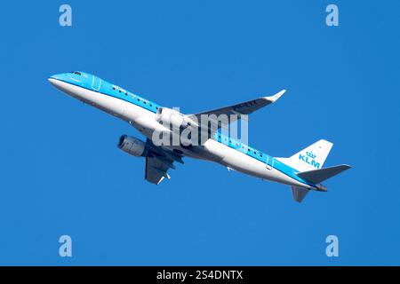 Frankfurt Am Main, Hessen, Deutschland. Januar 2025. KLM Cityhopper Embraer ERJ-190STD am Flughafen Frankfurt, Registrierung PH-EXY. (Kreditbild: © Andreas Stroh/ZUMA Press Wire) NUR REDAKTIONELLE VERWENDUNG! Nicht für kommerzielle ZWECKE! Stockfoto