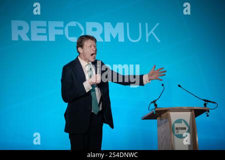 Surrey, Großbritannien. Januar 2025. Richard Tice, Deputy Leader of Reform UK, spricht auf der Südostkonferenz der Partei auf der Sandown Racecourse in Surrey, Esher, an Hunderten von Mitgliedern. Die Reformpartei versucht, auf der Dynamik der allgemeinen Wahlen aufzubauen, um Hunderte von Sitzen bei Kommunalwahlen im Laufe des Jahres zu gewinnen. Guy Corbishley/Alamy Live News Stockfoto