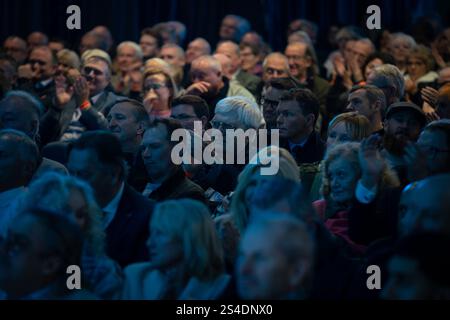 Surrey, Großbritannien. Januar 2025. Hunderte von Mitgliedern der Reform UK nehmen an der Südostkonferenz der Partei auf der Sandown Racecourse in Surrey, Esher, Teil. Die Reformpartei versucht, auf der Dynamik der allgemeinen Wahlen aufzubauen, um Hunderte von Sitzen bei Kommunalwahlen im Laufe des Jahres zu gewinnen. Guy Corbishley/Alamy Live News Stockfoto