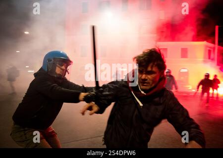 Rom, Italien. Januar 2025. Mehr als 250 Teilnehmer nehmen an der Demonstration Teil, um Gerechtigkeit für den 19-Jährigen zu fordern, der am 24. November 2024 in Mailand starb. Zusammenstöße zwischen Polizei und Demonstranten. (Kreditbild: © Marco Di Gianvito/ZUMA Press Wire) NUR REDAKTIONELLE VERWENDUNG! Nicht für kommerzielle ZWECKE! Quelle: ZUMA Press, Inc./Alamy Live News Stockfoto