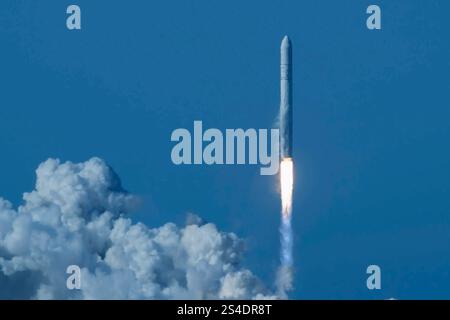 Raketenstart in den Weltraum. Elemente dieses Bildes, die von der NASA eingerichtet wurden Stockfoto