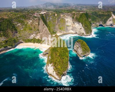 Luftaufnahme eines tropischen Strandes und Ozeans, umgeben von riesigen, hoch aufragenden Klippen (Nusa Penida) Stockfoto