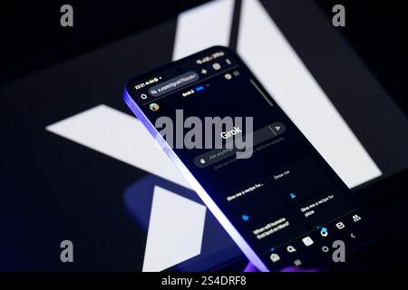 Brüssel, Belgien Januar 2025. Die grok AI-Anwendung wird auf einem Mobiltelefon mit dem X AI-Symbol angezeigt, das auf dem Tablet-Bildschirm zu sehen ist, in dieser Fotoabbildung. Aufgenommen in Brüssel, Belgien, am 11. Januar 2025. (Jonathan Raa/SIPA USA) *** ausschließlich für redaktionelle Nachrichten *** Credit: SIPA USA/Alamy Live News Stockfoto