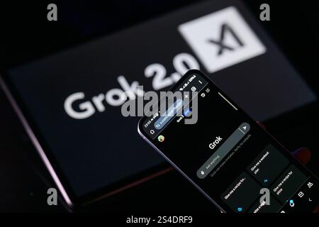 Brüssel, Belgien Januar 2025. Die grok AI-Anwendung wird auf einem Mobiltelefon mit Grok 2,0 auf dem Tablet-Bildschirm angezeigt, in dieser Fotoabbildung. Aufgenommen in Brüssel, Belgien, am 11. Januar 2025. (Jonathan Raa/SIPA USA) *** ausschließlich für redaktionelle Nachrichten *** Credit: SIPA USA/Alamy Live News Stockfoto