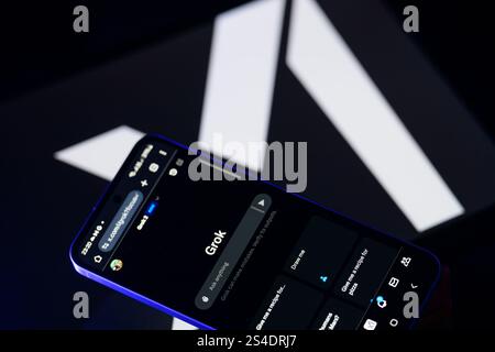 Brüssel, Belgien Januar 2025. Die grok AI-Anwendung wird auf einem Mobiltelefon mit dem X AI-Symbol angezeigt, das auf dem Tablet-Bildschirm zu sehen ist, in dieser Fotoabbildung. Aufgenommen in Brüssel, Belgien, am 11. Januar 2025. (Jonathan Raa/SIPA USA) *** ausschließlich für redaktionelle Nachrichten *** Credit: SIPA USA/Alamy Live News Stockfoto