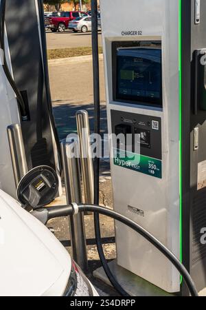 Georgetown, TX – 11. Januar 2025: Hyundai Elektroauto mit DC-Hochgeschwindigkeitsladegerät am Elektrify America Public Charging Unit verbunden Stockfoto