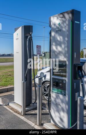 Georgetown, TX – 11. Januar 2025: Hyundai Elektroauto mit DC-Hochgeschwindigkeitsladegerät am Elektrify America Public Charging Unit verbunden Stockfoto