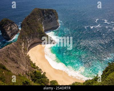 Luftaufnahme eines tropischen Strandes und Ozeans, umgeben von riesigen, hoch aufragenden Klippen (Nusa Penida) Stockfoto