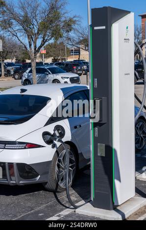 Georgetown, TX – 11. Januar 2025: Hyundai Elektroauto mit DC-Hochgeschwindigkeitsladegerät am Elektrify America Public Charging Unit verbunden Stockfoto