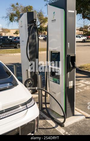 Georgetown, TX – 11. Januar 2025: Hyundai Elektroauto mit DC-Hochgeschwindigkeitsladegerät am Elektrify America Public Charging Unit verbunden Stockfoto