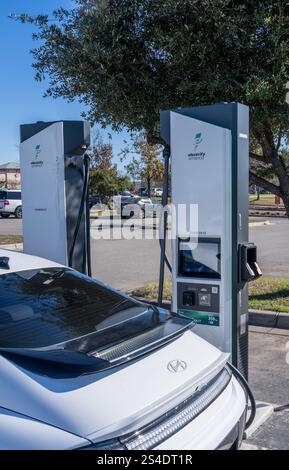 Georgetown, TX – 11. Januar 2025: Hyundai Elektroauto mit DC-Hochgeschwindigkeitsladegerät am Elektrify America Public Charging Unit verbunden Stockfoto