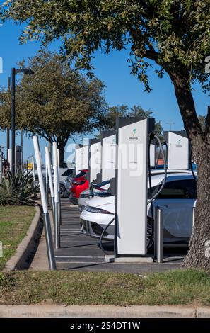 Georgetown, TX – 11. Januar 2025: Mehrere Elektroautos an ein DC-Hochgeschwindigkeitsladegerät angeschlossen Stockfoto