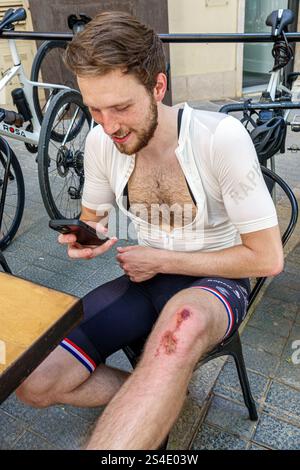 Palma de Mallorca Balearen Spanien, Carrer Constitucio, männlicher Mann Radfahrer Radfahrer, Fahrradverletzung geschabt verwundet Knie Radfahren Kleidung Sportbekleidung Stockfoto