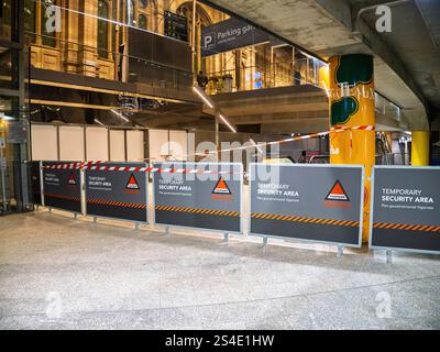 Straßburg, Frankreich - 11. Januar 2025: Ein temporärer Sicherheitsbereich am Eingang des Straßburger Gare, der aufgrund der Straßenbahnkollision errichtet wurde, mit barri Stockfoto