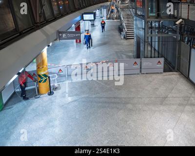 Straßburg, Frankreich - 11. Januar 2025: Eine Innenansicht des Gare de Straßburg, die temporäre Sicherheitsbarrieren und den Schutz zivilgesellschaftlicher Arbeitnehmer zeigt Stockfoto