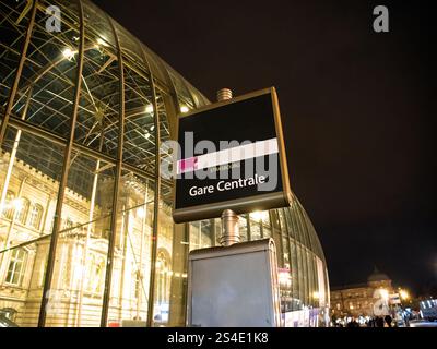 Straßburg, Frankreich - 11. Januar 2025: Die Beschilderung des Gare Centrale in Straßburg, beleuchtet bei Nacht, vor dem Hintergrund der modernen gla des Bahnhofs Stockfoto