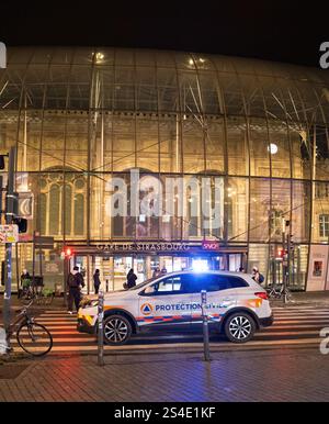 Straßburg, Frankreich - 11. Januar 2025: Ein Schutzfahrzeug Civile mit Blinkleuchte ist nach dem Straßenbahnaufprall vor dem Gare de Straßburg stationiert. Stockfoto