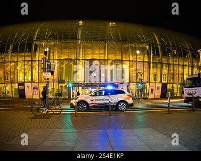 Straßburg, Frankreich - 11. Januar 2025: Eine weite Sicht auf die Civile-Fahrzeuge mit Blinkleuchten, die vor dem Gare de Straßburg nach der Straßenbahn stationiert sind Stockfoto