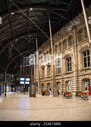 Straßburg, Frankreich - 11. Januar 2025: Ein ruhiger Blick auf das Innere des Gare de Strasbourg am späten Abend mit seiner historischen Architektur, dem modernen gla Stockfoto