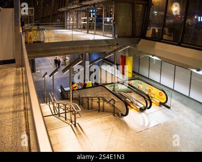 Straßburg, Frankreich - 11. Januar 2025: Schutz Civile und forensisches Team steigen in die U-Bahn-Station am Gare de Straßburg mit Zäunen und Stockfoto