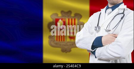 Andorra Health Care Konzept. Männlicher Arzt auf Andorra-Flagge. Doktor mit gekreuzten Armen auf Andorra-Flagge Stockfoto
