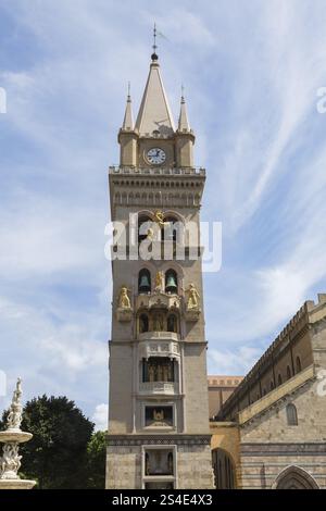 Der Glockenturm der Kathedrale von Messina, geschmückt mit beweglichen goldenen Figuren, Piazza del Duomo, Messina, Sizilien, Italien, Europa Stockfoto