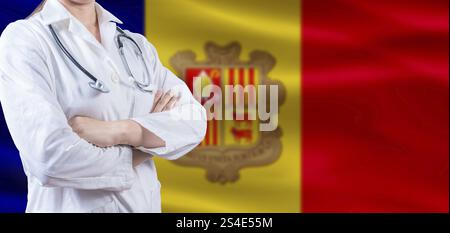 Doktor mit gekreuzten Armen auf Andorra-Flagge. Andorra Health and Care Konzept. Ärztin auf Andorra-Flagge Stockfoto
