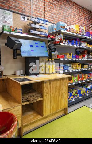 Digitale Kasse und Regale voller Produkte in einem modernen Supermarkt, Tante M, Self-Service-Shop, Enzkloesterle, Calw District, Schwarzwald, Deutschland Stockfoto