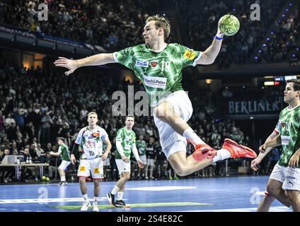 Handball, Daikin HBL, Fuechse Berlin, SC Magdeburg, f.l.Mathias Gidsel (Fuechse Berlin 19), geht in der Max Schmeling Halle Berlin zu einem Sprungschuss Stockfoto