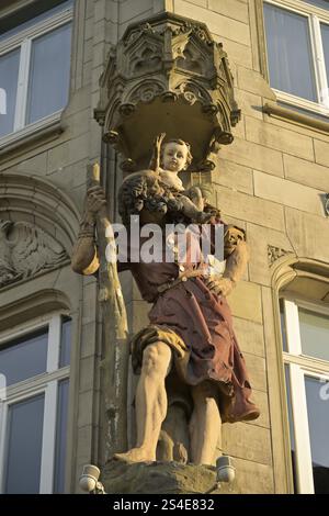 Skulptur, der heilige Christopher, der den Jesuskinder über das Wasser trägt, altes Gebäude, Porta-Nigra-Platz, Trier, Rheinland-Pfalz, Deutschland, Europa Stockfoto