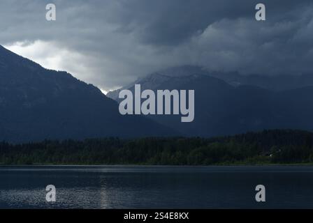 Dunkle Wolken hängen über dem Karwendelgebirge, Gewitter, Sturm, Regen, Barmsee, see, Karwendel, Kruen, Mittenwald, Garmisch-Partenkirchen, Keim Stockfoto